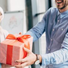 Список безошибочных подарков: эксперты по этикету рассказали, что дарить коллегам на Новый год
