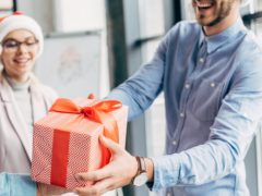 Список безошибочных подарков: эксперты по этикету рассказали, что дарить коллегам на Новый год