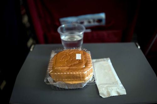 Пассажир самолёта, поедавший гамбургер, разгневал попутчицу-вегетарианку