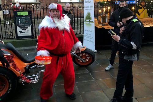 Санта Клауса оштрафовали за вождение «саней» в пешеходной зоне