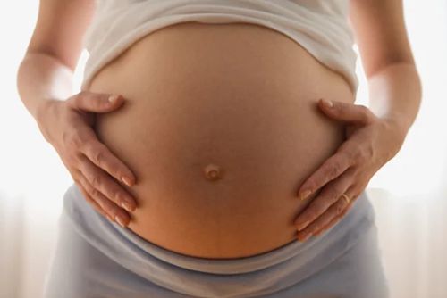 Жену напугала странная реакция мужа на известие о беременности её сестры