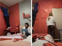 Шутницы украсили комнату своей соседки праздничной обёрточной бумагой