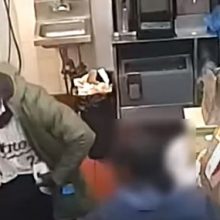 Преступник с ножом похитил еду из ресторана