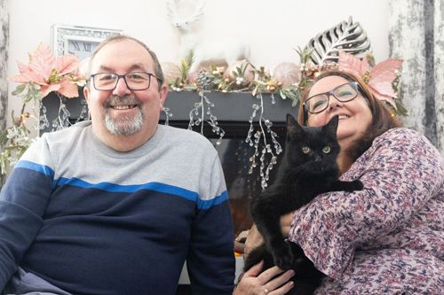 Счастливый чёрный кот принёс своим хозяевам лотерейный выигрыш