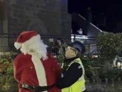 Полиция арестовала Санта Клауса, который подрался с Гринчем