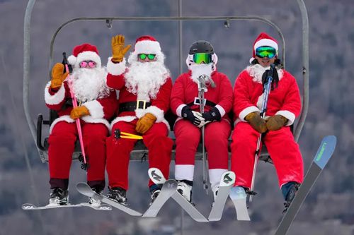 Санта Клаусы отправились на горнолыжный курорт, чтобы покататься на лыжах