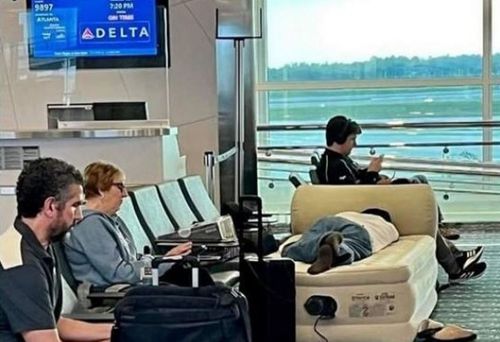 Хитрый путешественник приехал в аэропорт с надувной кроватью
