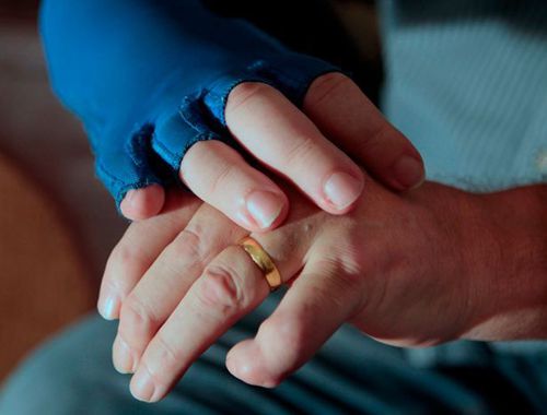 Муж спас жену от сердечного приступа с помощью своей трансплантированной руки
