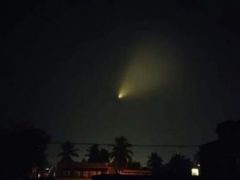 Странный светящийся объект в небе заставил очевидцев поверить в существование НЛО