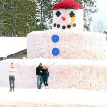 В городе появился гигантский 12-метровый снеговик