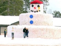 В городе появился гигантский 12-метровый снеговик