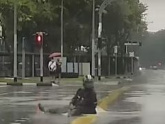 Мотоциклист, упавший на скользкую дорогу, поразил всех хладнокровием и прославился в интернете