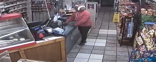 Чтобы ограбить магазин, мужчина надел маску в виде футбольного мяча
