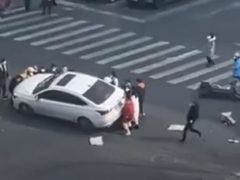 Добрые незнакомцы подняли автомобиль, чтобы вызволить из-под него мужчину