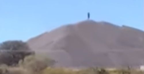 Сразу несколько очевидцев заметили великанов на вершинах холмов