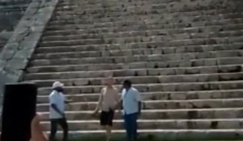 Турист влез на древнюю пирамиду и получил за это не только штраф, но и удар палкой по голове
