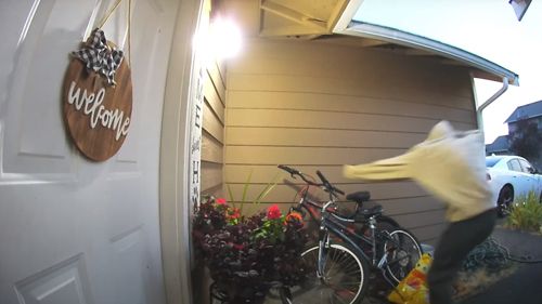 Вор, попавший в объектив камеры видеонаблюдения, передумал красть велосипед