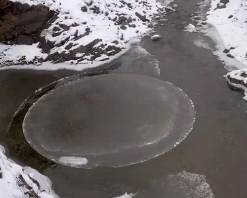 На поверхности реки образовался вращающийся ледяной диск