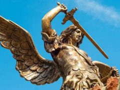 Статуя Архангела Михаила мечом поразила вора, пожелавшего её украсть