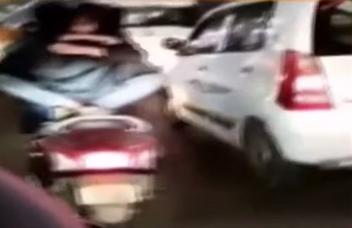 Мужчину задержали за то, что он вёз девушку на скутере опасным и неприличным способом