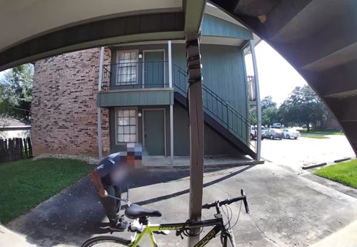 Благодаря видеокамере мужчина полюбовался на вора, чуть не укравшего его велосипед