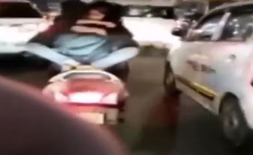 Мужчину задержали за то, что он вёз девушку на скутере опасным и неприличным способом