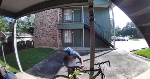 Благодаря видеокамере мужчина полюбовался на вора, чуть не укравшего его велосипед