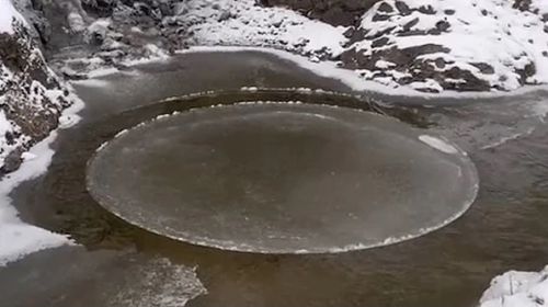 На поверхности реки образовался вращающийся ледяной диск
