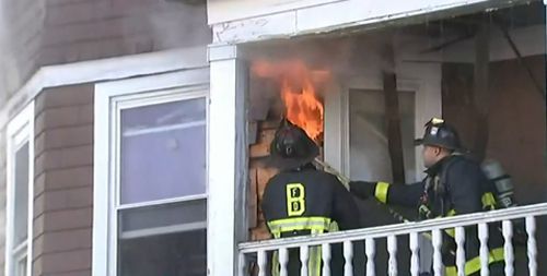 Чтобы избавиться от призраков, женщина устроила пожар в доме