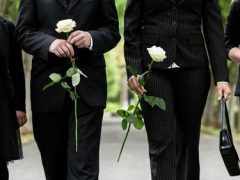 Жена обиделась, когда узнала, что муж пойдёт на похороны друга без неё
