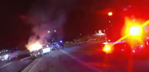 Полицейские вытащили потерявшую сознание водительницу из загоревшейся машины