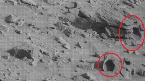 Рассматривая фотографии с Марса, охотник за аномалиями обнаружил руины деревни
