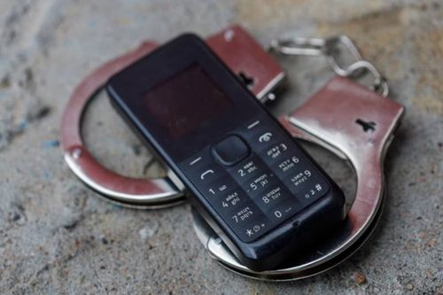 Во время внезапного обыска в камере заключённый проглотил мобильный телефон