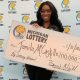 Чтобы расслабиться, женщина воспользовалась лотерейным приложением в телефоне и выиграла 100000 долларов