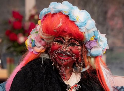 Фанатка пирсинга стремится к тому, чтобы носить на себе 20000 украшений, включая украшения внутри её тела