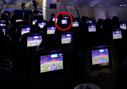 Пассажир самолёта предпочёл смотреть комедию вместо Суперкубка