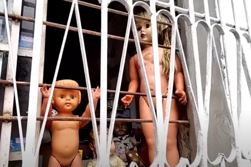 Мастер, ремонтирующий кукол, гордится своей игрушечной «больницей»