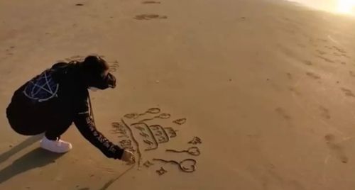 Уволившись с работы, женщина стала необычной художницей, рисующей на пляжном песке