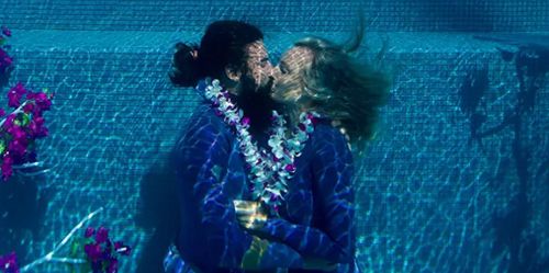 Пара отметила День влюблённых самым долгим подводным поцелуем