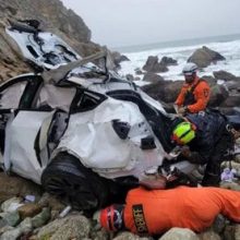 Мужчина, намеренно сорвавшийся на машине со скалы, обвиняется в покушении на свою семью