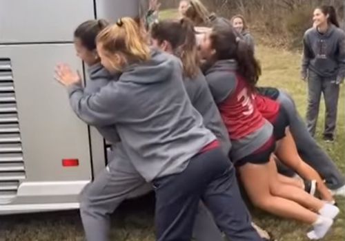 Спортсменки сумели вытолкнуть из грязи застрявший автобус