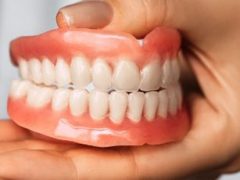 Сотрудницу уволили в первый же рабочий день за то, что она показала свои сломанные зубы