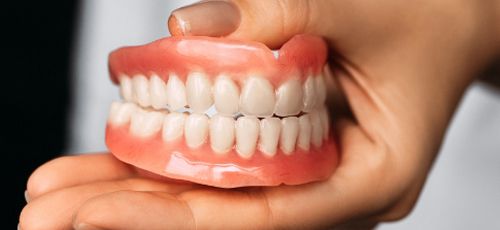 Сотрудницу уволили в первый же рабочий день за то, что она показала свои сломанные зубы