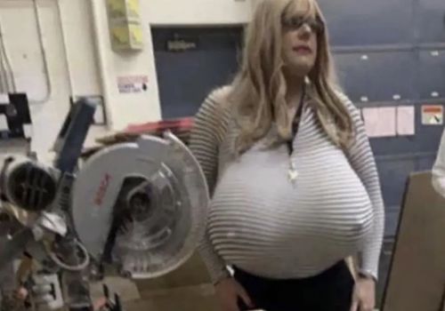 Учительницу отстранили от работы за то, что она носила в школе огромную фальшивую грудь