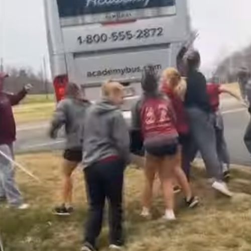 Спортсменки сумели вытолкнуть из грязи застрявший автобус