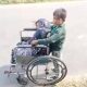 Пятилетний мальчик, кативший инвалидную коляску с мамой, получил помощь от прохожего