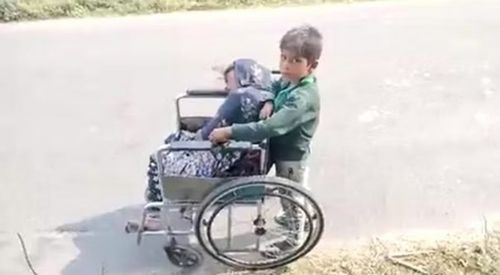 Пятилетний мальчик, кативший инвалидную коляску с мамой, получил помощь от прохожего