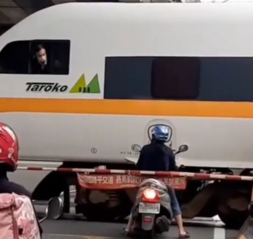 Машинист поезда накричал на женщину, нарушившую правила движения через железнодорожный переезд