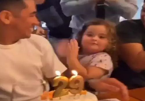 Именинник позволил девочке с аутизмом задуть свечи на своём торте