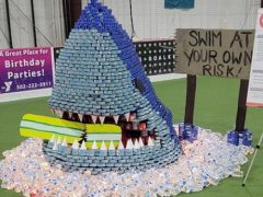 Школьники сделали скульптуру акулы из банок с консервами и бутылок с водой